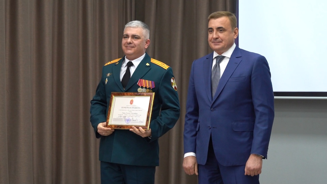 «На страже безопасности»: Алексей Дюмин наградил отличившихся сотрудников Росгвардии