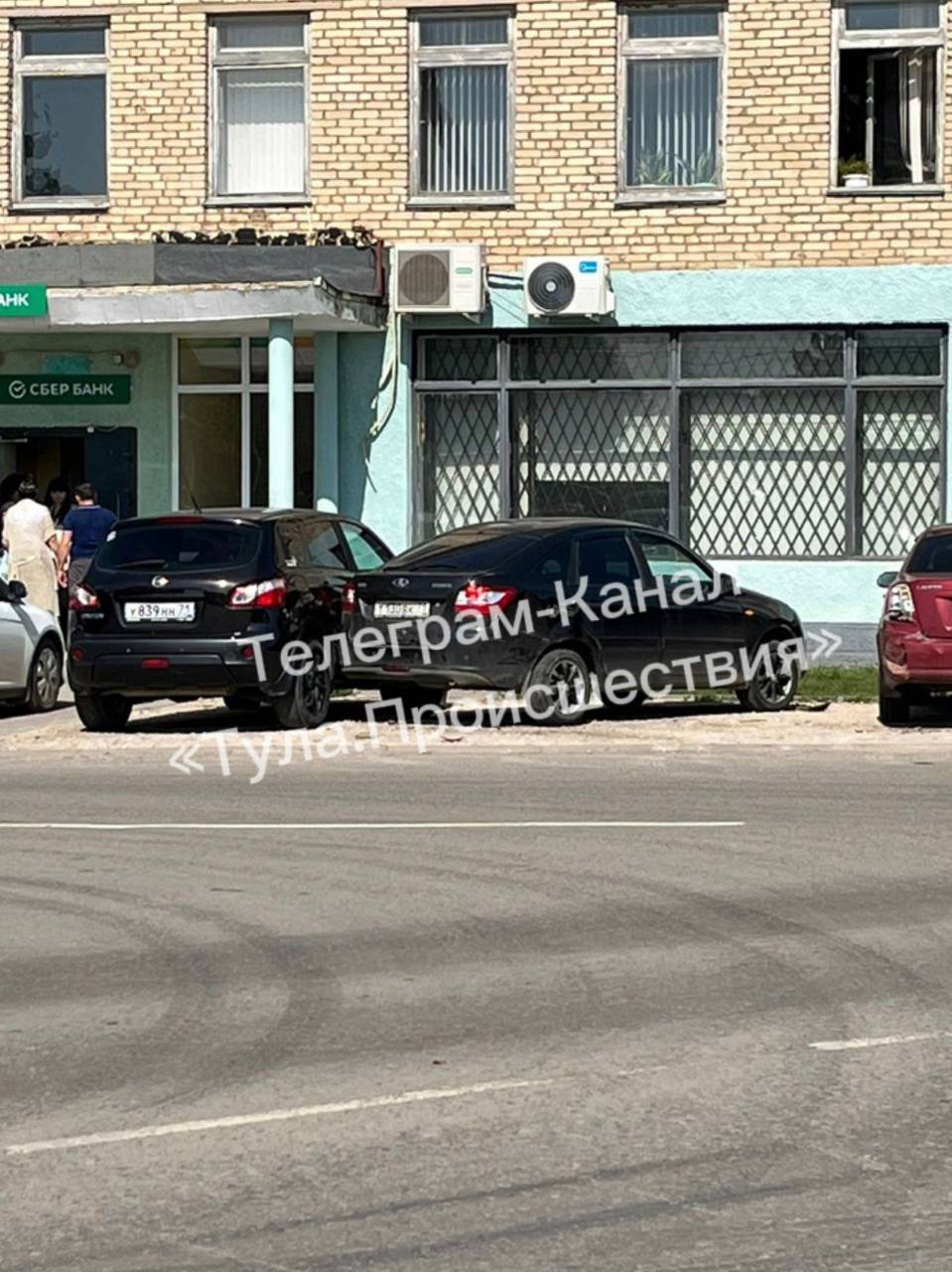 В Ясногорске водитель «Лады Ларгус» врезался в 3 машины и скрылся с места ДТП