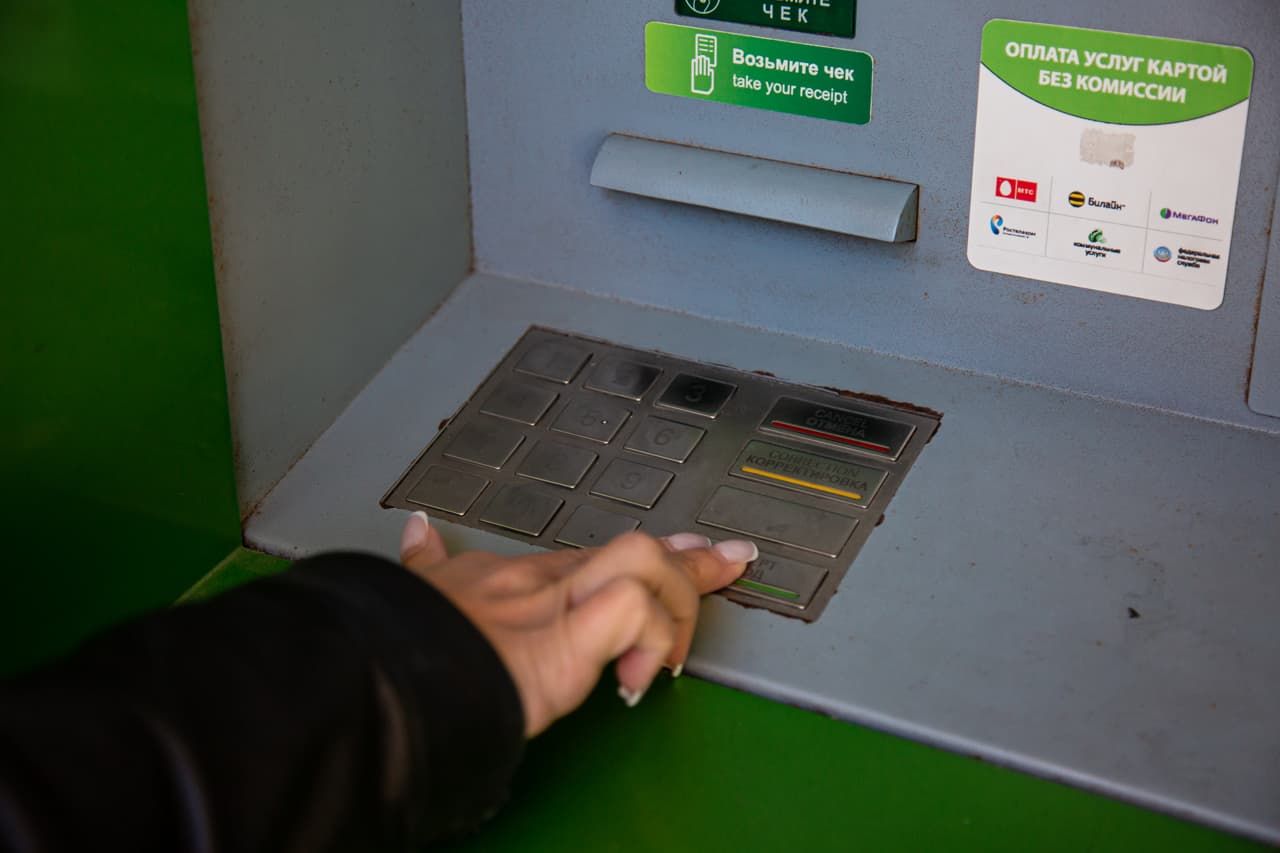 В Туле 76-летний пенсионер украл забытые в банкомате деньги