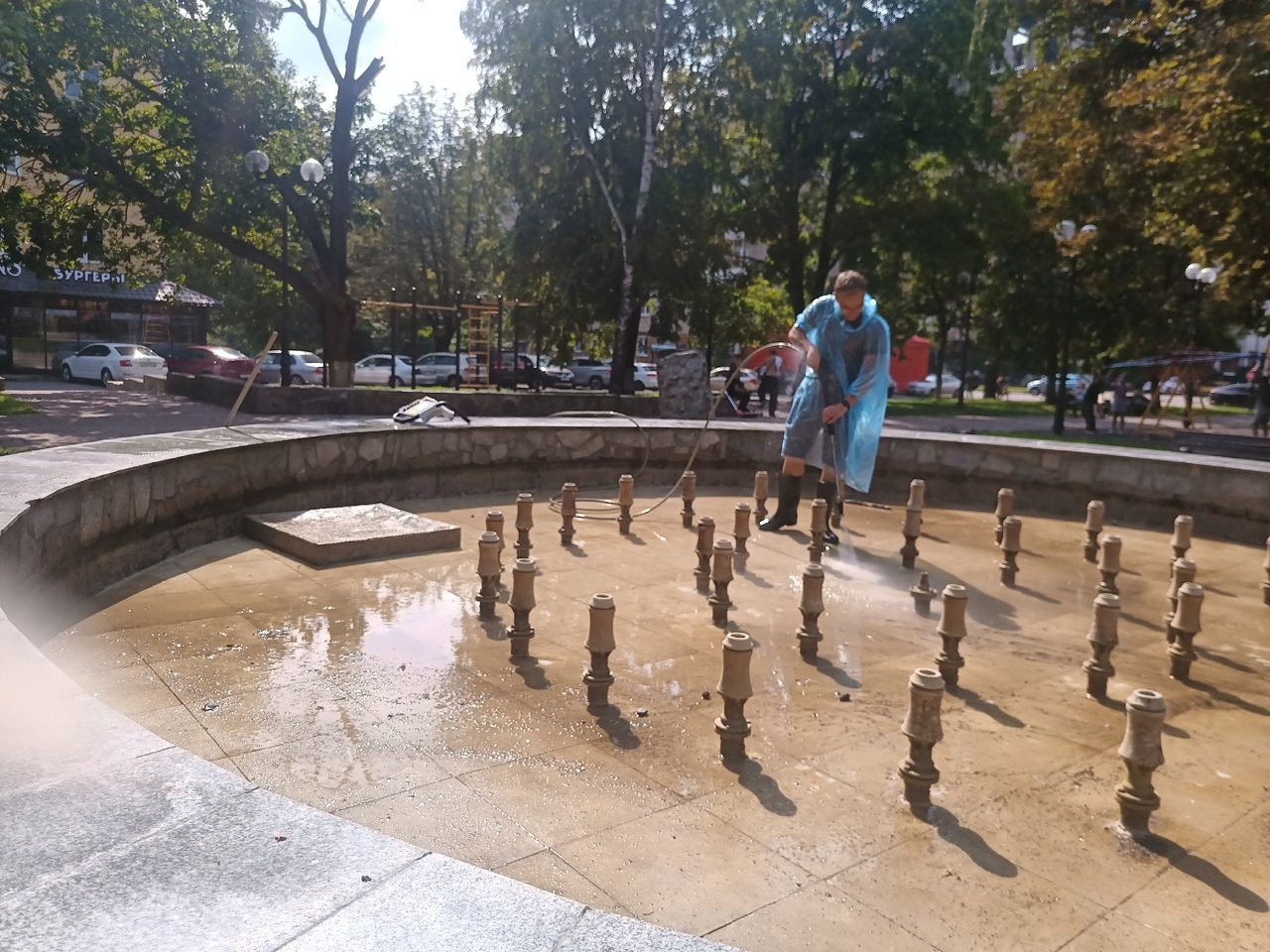 В Туле очистили фонтаны в Толстовском сквере