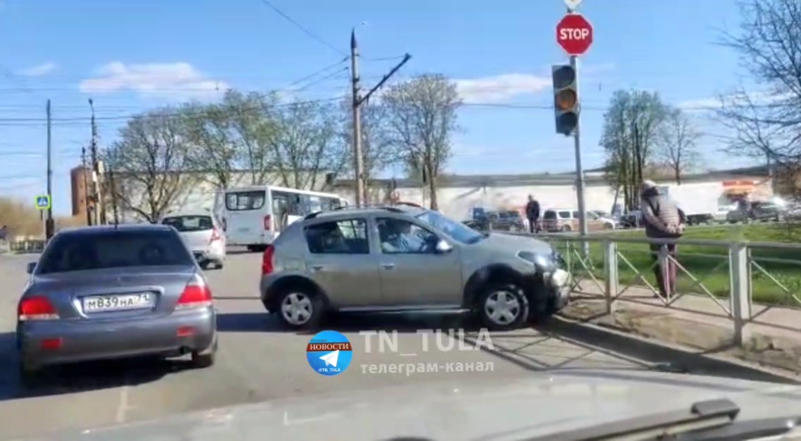На Одоевском шоссе туляк на машине врезался в забор