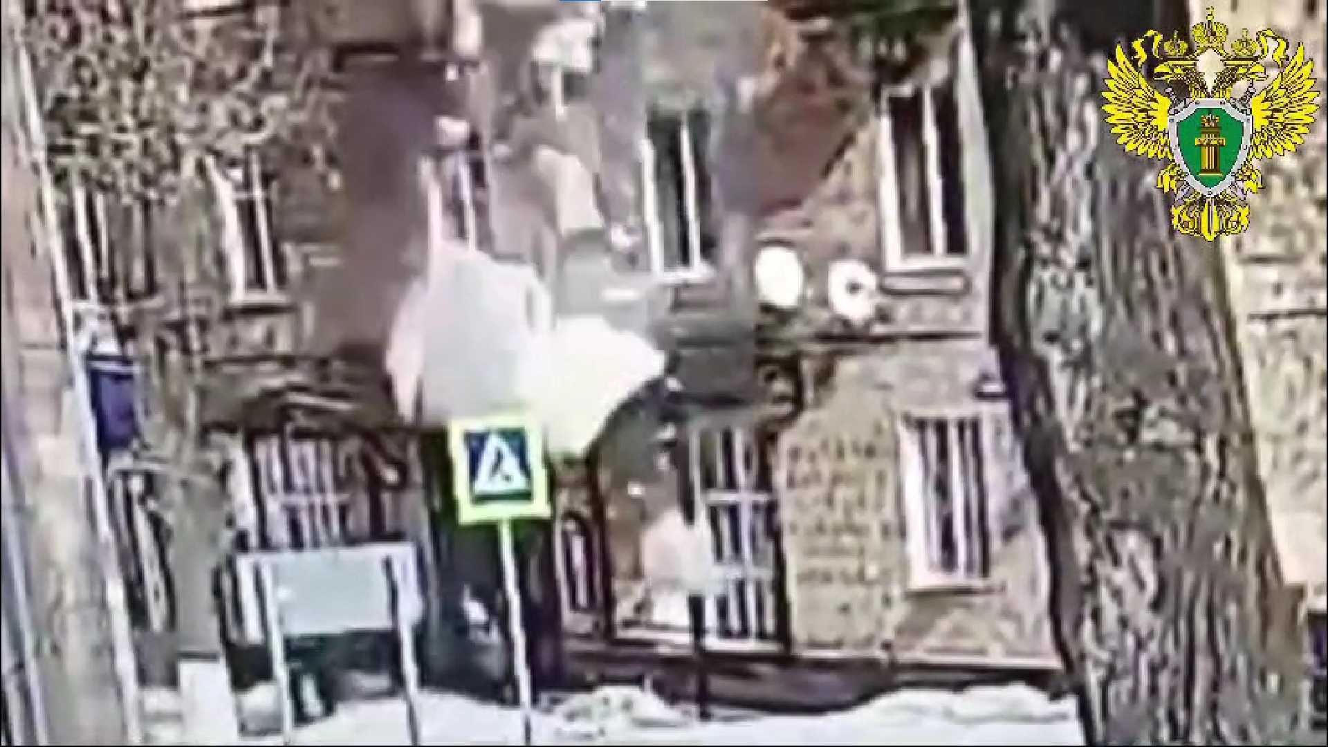 Появилось видео падения глыбы льда на женщину в г. Щекино