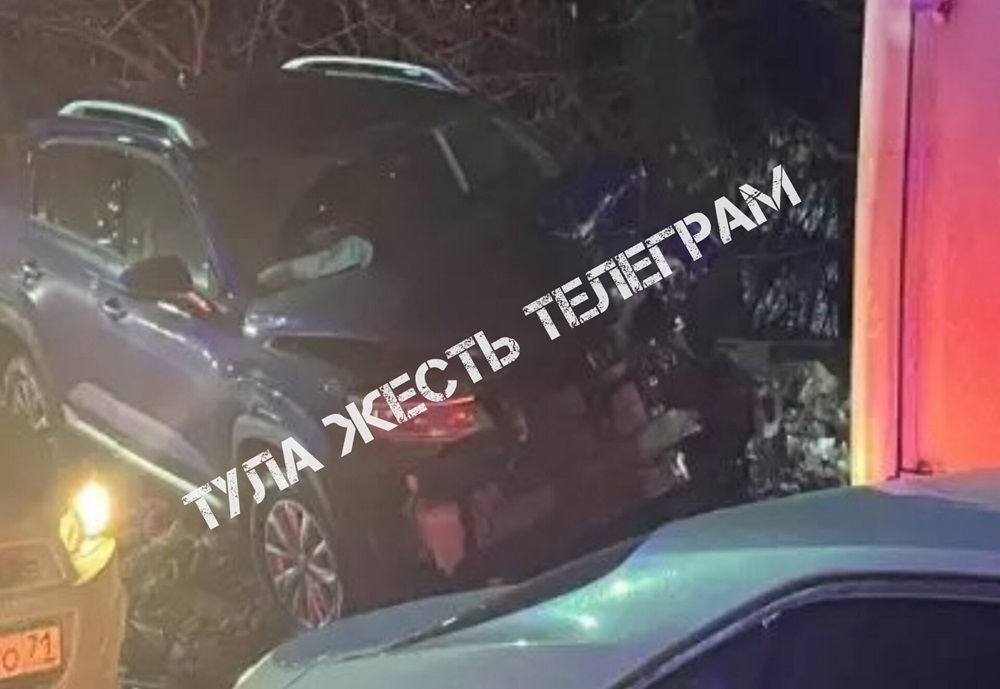 На Алексинском шоссе в Туле пассажирский автобус попал в тройное ДТП