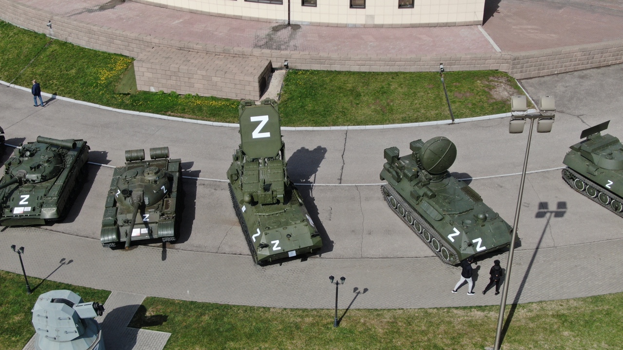 Тулячка заплатит 48 тысяч рублей за срыв наклейки «Z» с экспоната Музея оружия 