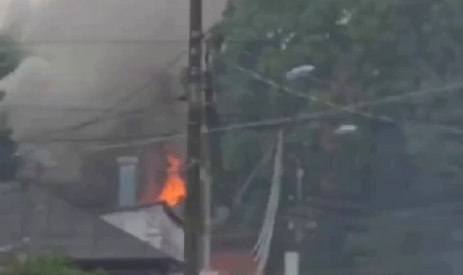 На улице Глеба Успенского в Туле загорелся дом