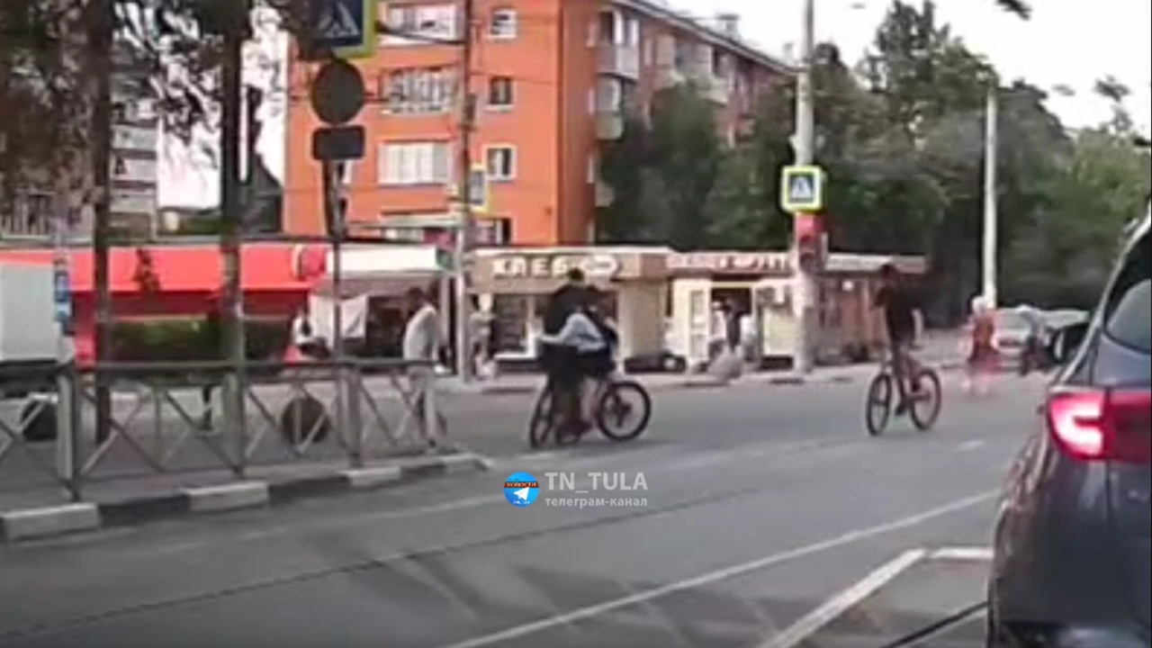 На перекрёстке в центре Тулы не разъехались велосипедист и самокат