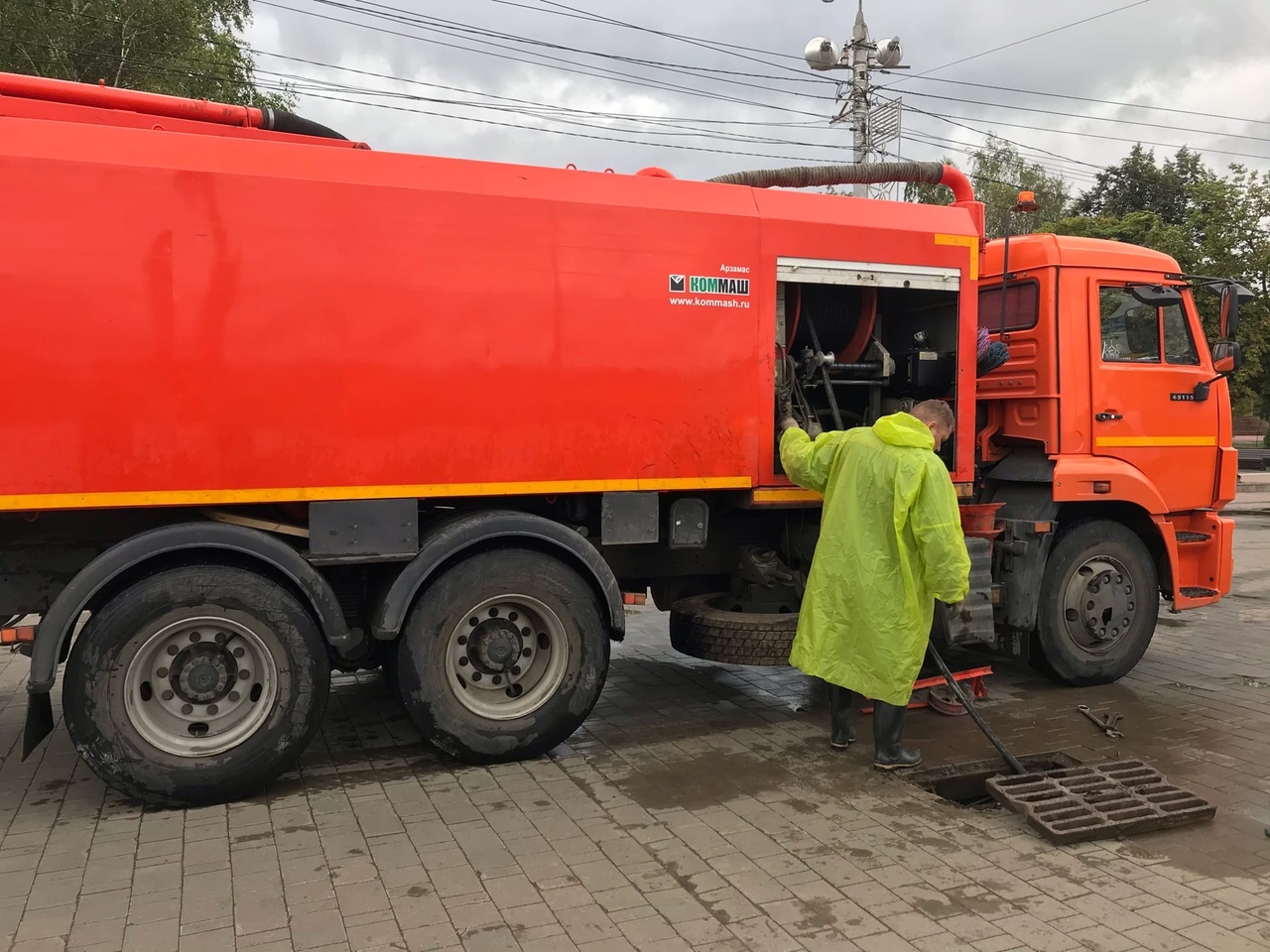 В Туле прочищают ливневую канализацию на проспекте Ленина