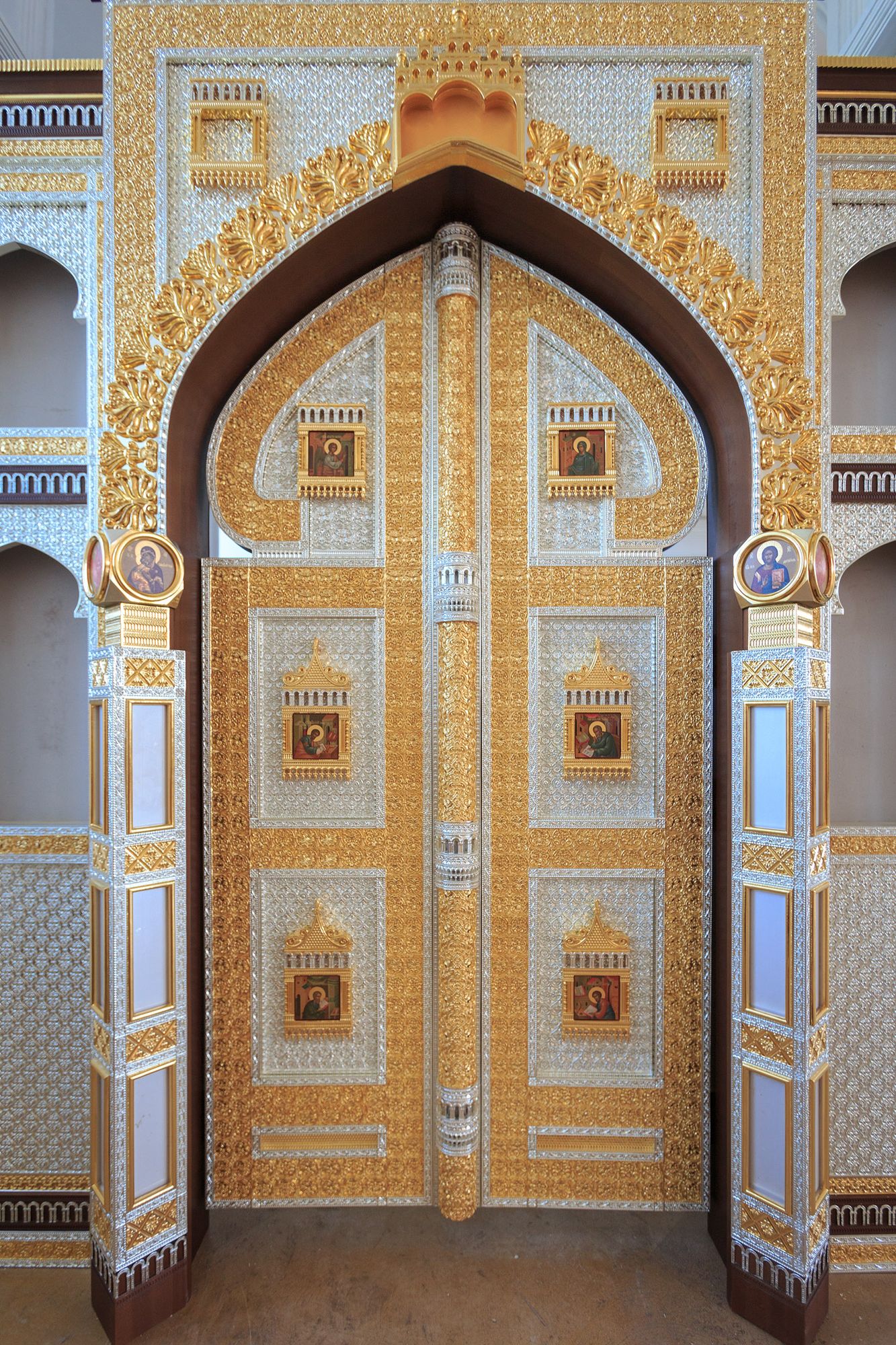 В храме на Куликовом поле установили новый иконостас с копией царских врат XVI века