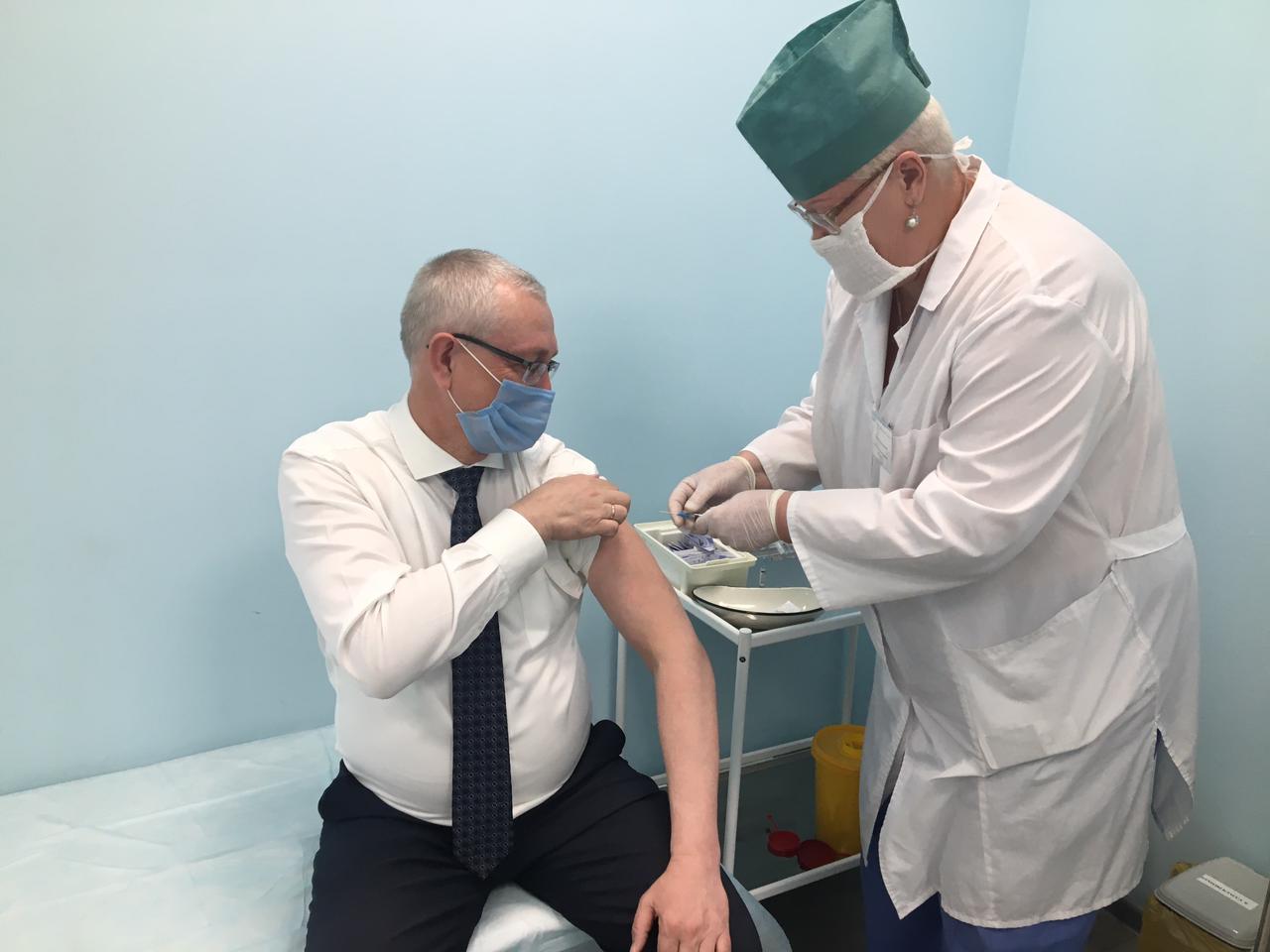 Заместитель министра здравоохранения Тульской области сделал прививку от коронавируса