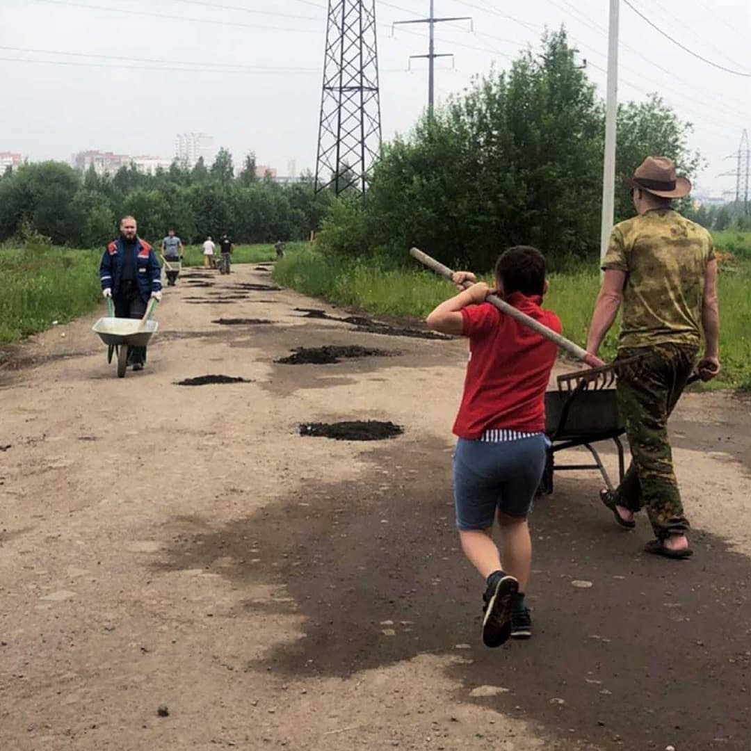 Жители тульской деревни Гостеевка вышли на улицу с лопатами засыпать дорожные ямы