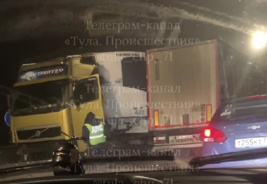 Фура и легковушка столкнулись под Киреевском: очевидцы сообщают о погибшем