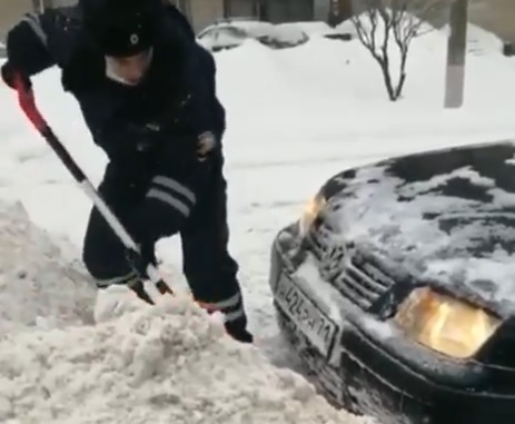 В Туле полицейские спасли девушку из снежного плена