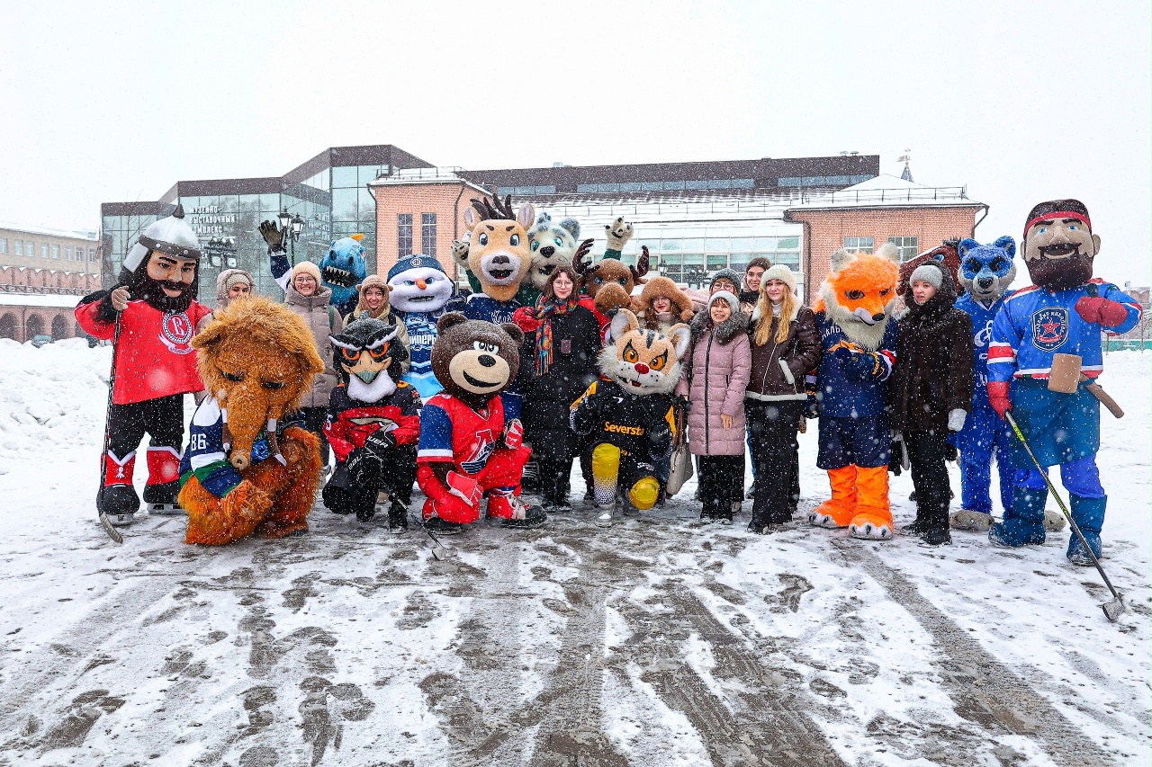 Мамонт, снеговик и богатырь: центр Тулы "захватили" талисманы хоккейных команд