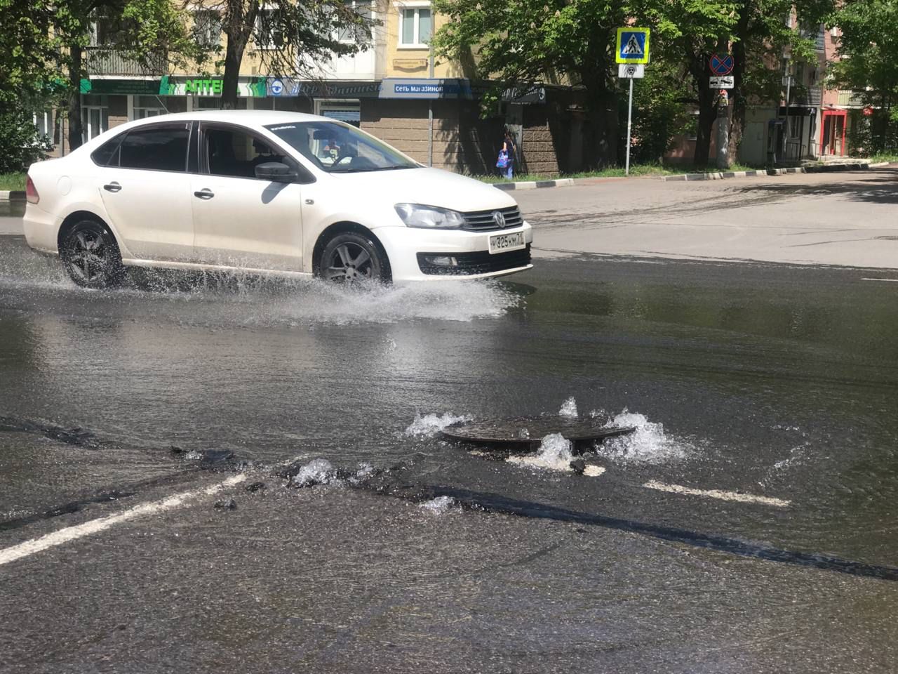 «Течет из всех канализационных люков»: в Туле на улице Первомайской потоп