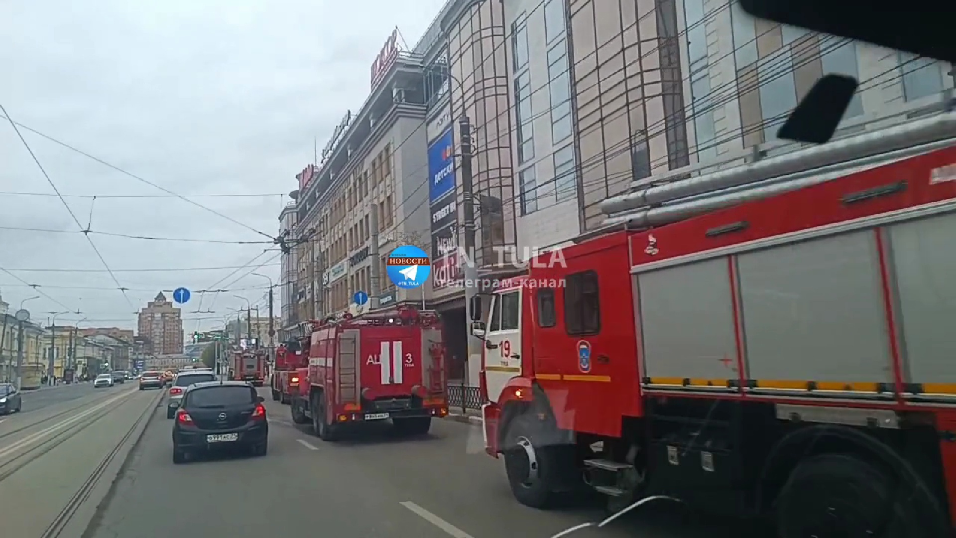 К ТЦ "Гостиный двор" в Туле приехали пожарные машины