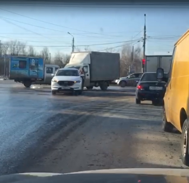 На перекрестке в Мясново столкнулись 2 автомобиля