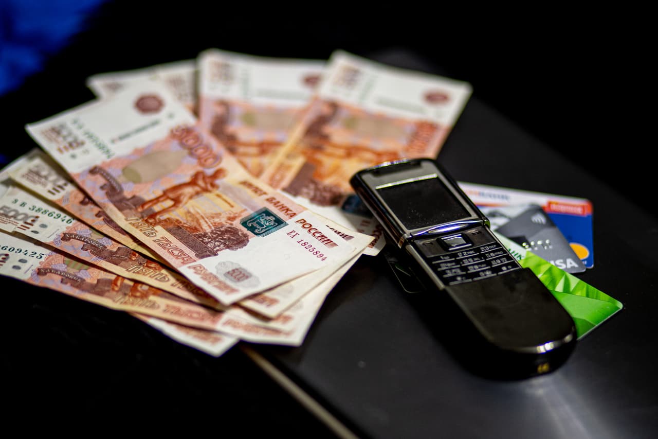 Учительница из Узловой отдала мошенникам почти миллион рублей