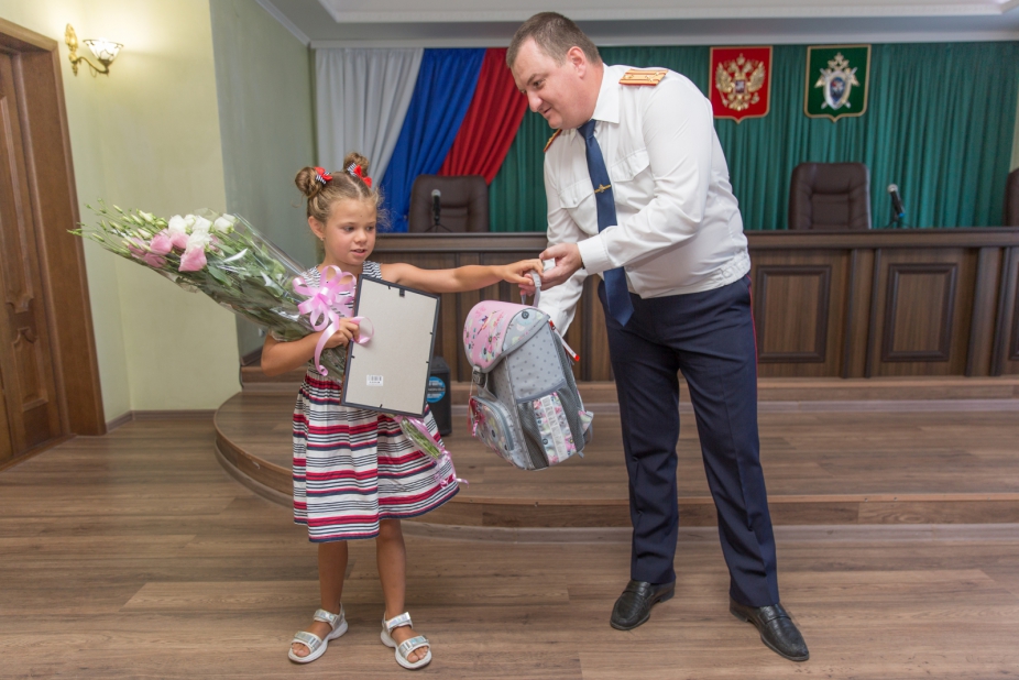 Крымские следователи наградили юную тулячку Дашу Павлову за спасение человека