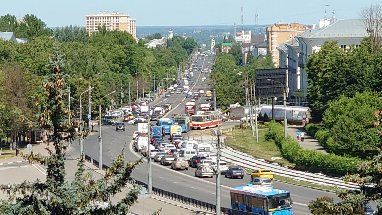 На проспекте Ленина в Туле троллейбус и трамвай не поделили дорогу