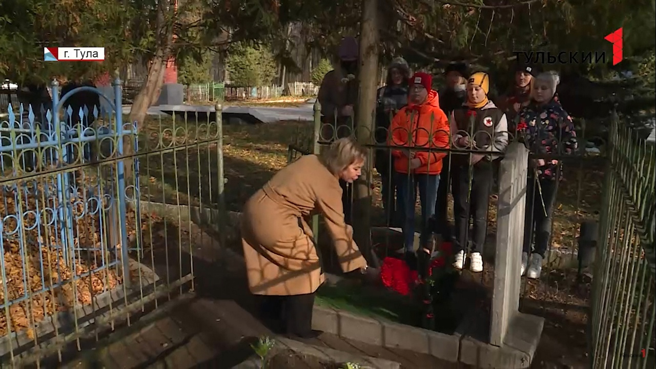 Тульские школьники возложили цветы к могиле 12-летнего героя войны