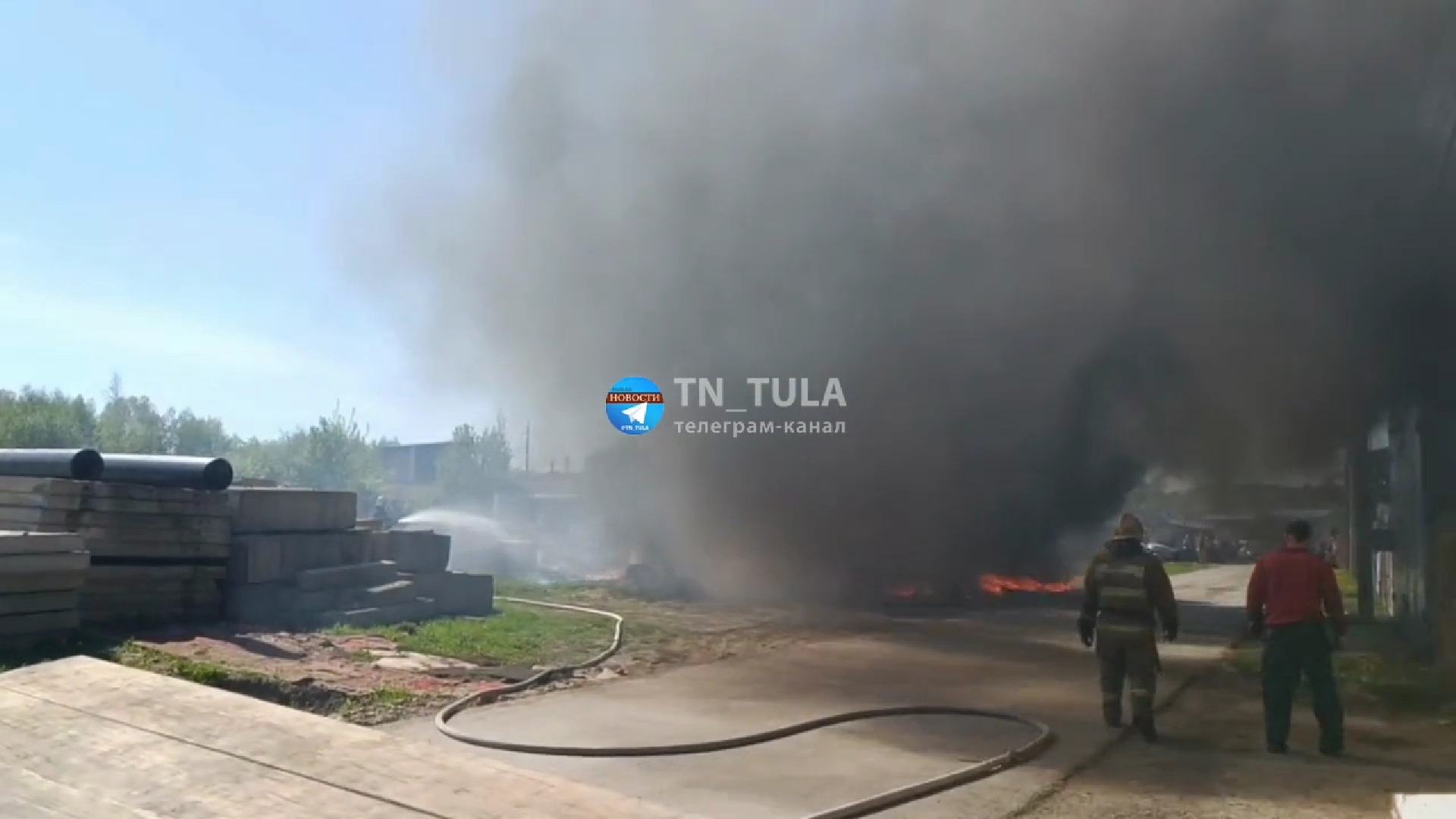 Столб черного дыма над Тулой: на улице Овражной произошел пожар