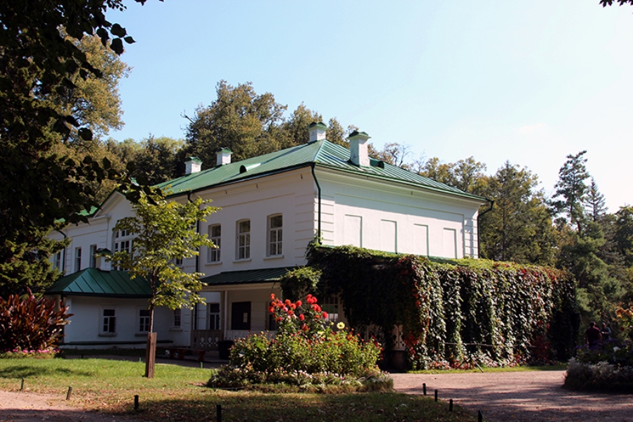 День рождения Толстого: Ясная Поляна приглашает гостей на концерт и выставку цветов
