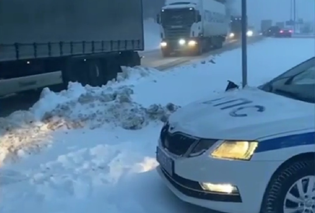 Из-за снегопада на дороги Тульской области вышли дополнительные экипажи ДПС