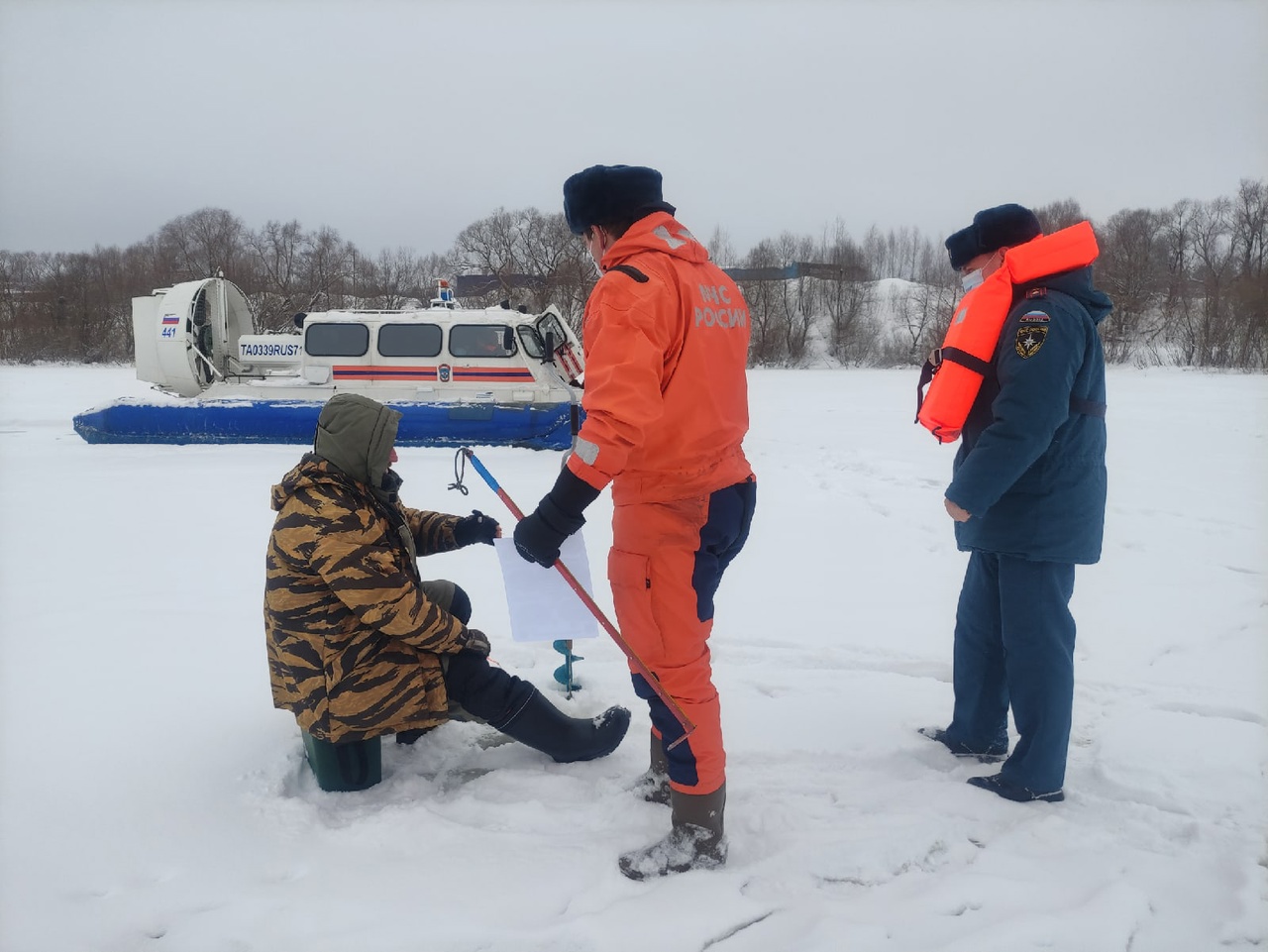 Алексинским рыбакам напомнили о технике безопасности на льду