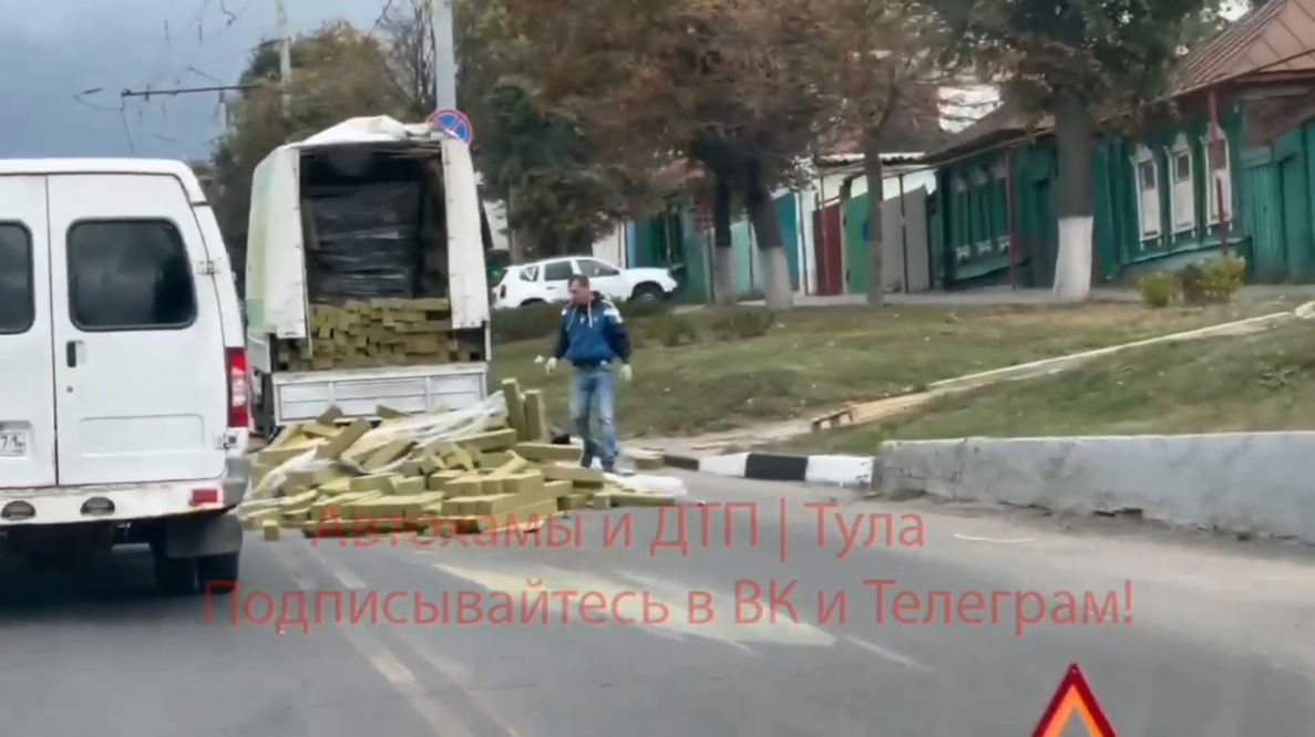На улице Октябрьской в Туле грузовик «растерял» утеплитель