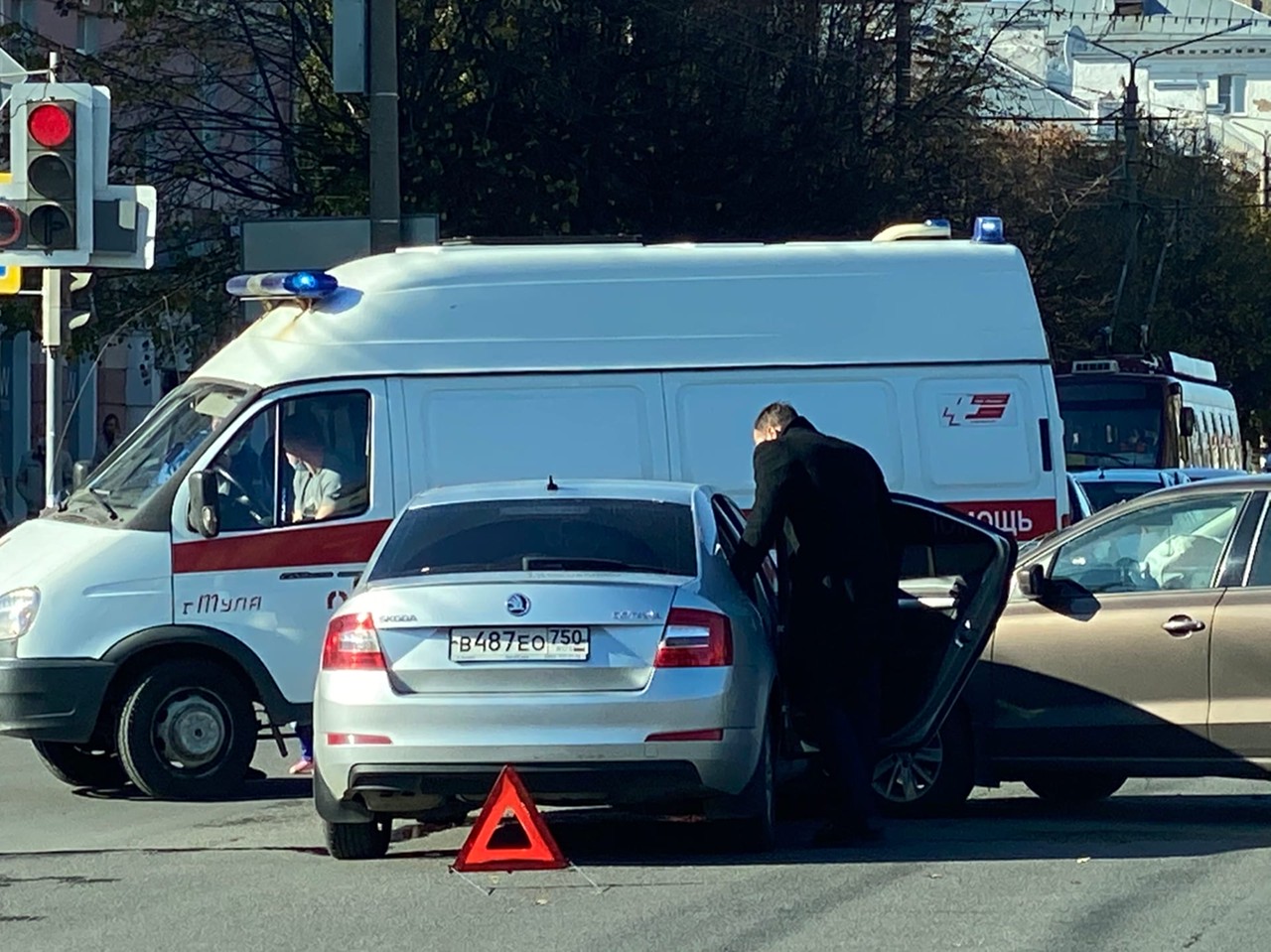 В Туле столкнулись две легковушки: на месте ДТП стоит 