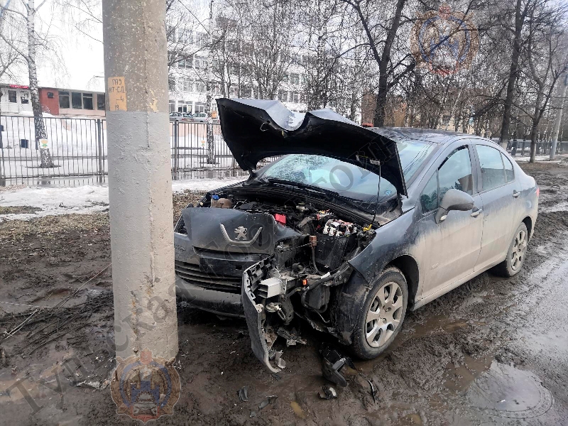 В Туле водитель Peugeot 408 разбил машину, врезавшись в столб