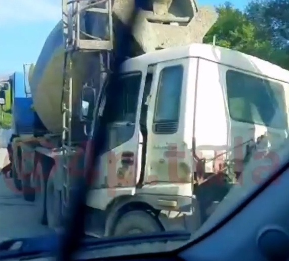 В Туле на дороге не смогли разъехаться цементовоз и грузовик