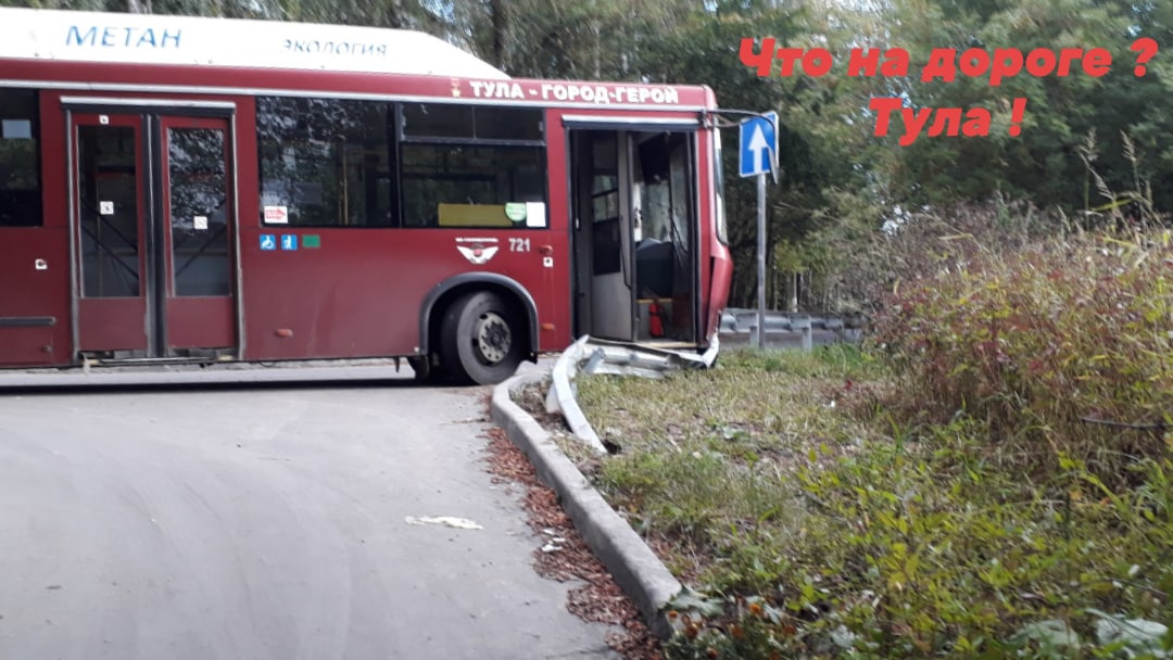 В Туле автобус врезался в отбойник