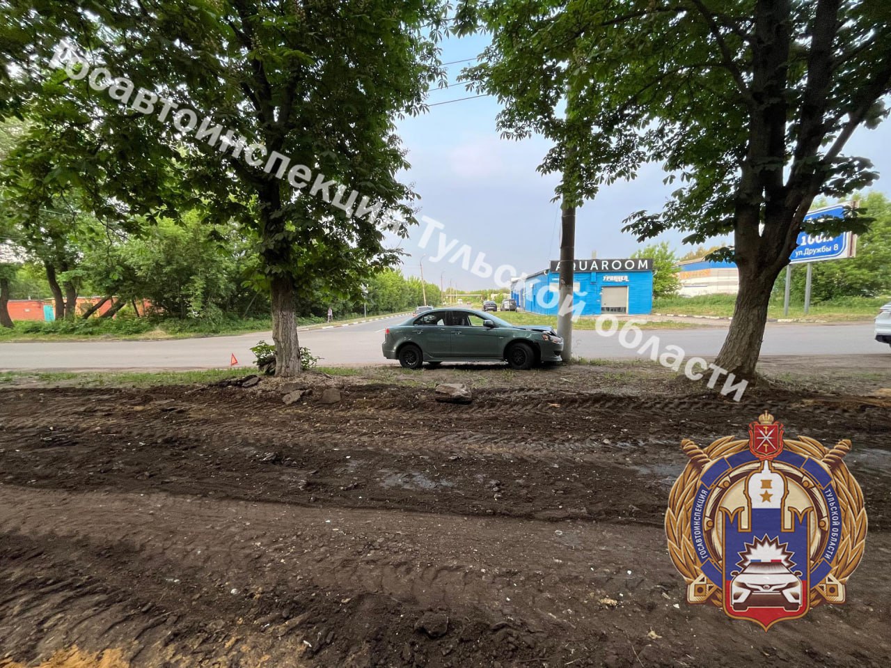 В Новомосковске водитель «Митсубиси» не справилась с управлением и врезалась в столб