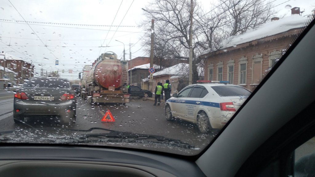 В Туле возле цирка произошла авария с бензовозом и "ВАЗом"