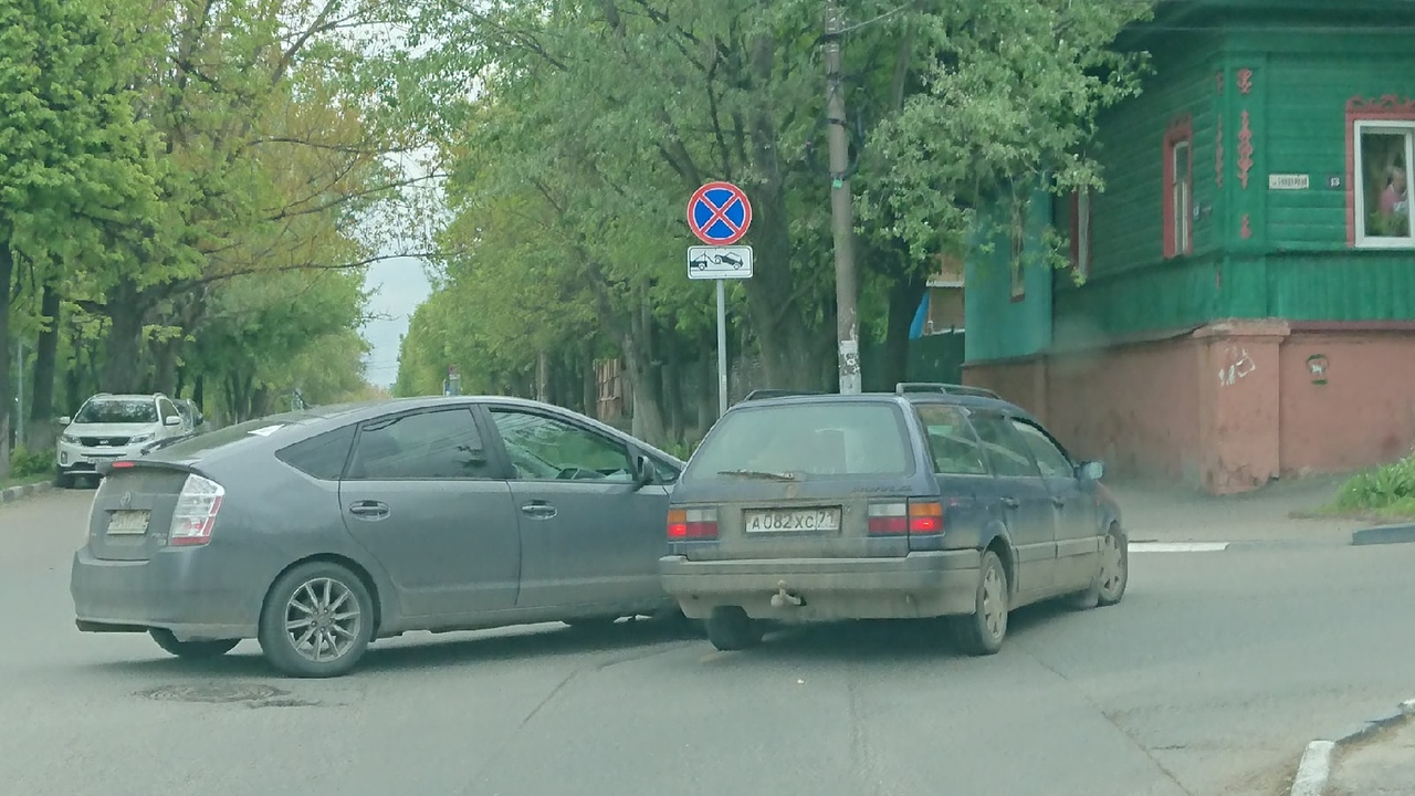 В Туле на перекрестке улиц Пушкинской и Бундурина дорогу не поделили две иномарки