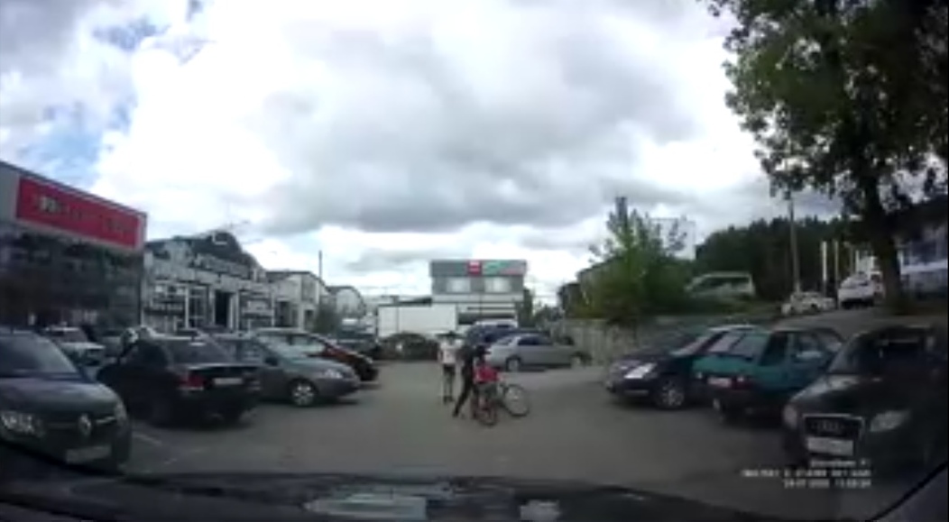 В Туле подростки вытащили ровесника-велосипедиста почти из-под колес автомобиля