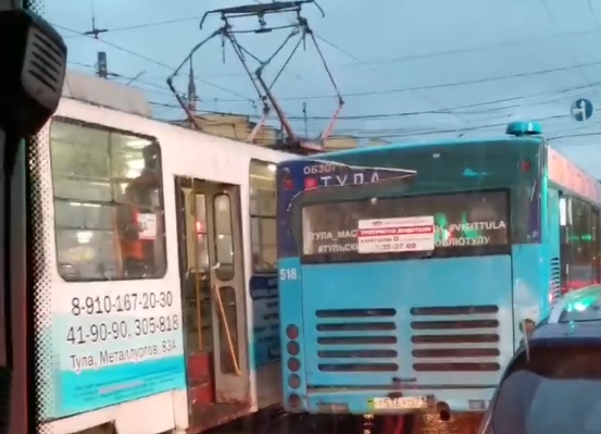 Из-за ДТП с автобусом и трамваем в центре Тулы образовалась пробка