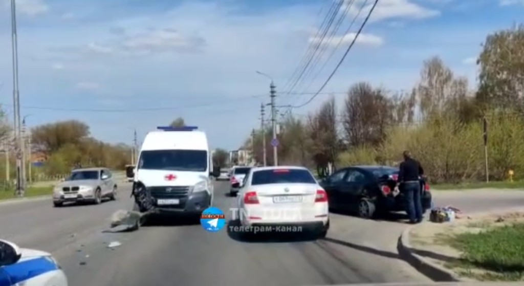 В Туле на Одоевском шоссе в аварию попала машина скорой помощи