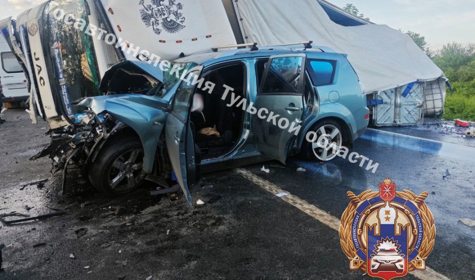 Под Тулой водитель грузовика вылетел на встречку: есть пострадавшие