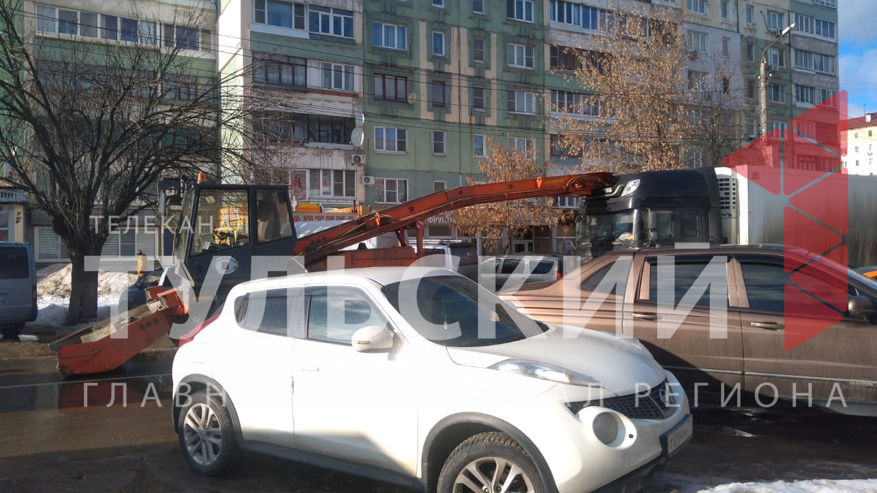 Грузовик и снегоуборочная машина столкнулись в Туле на улице Степанова