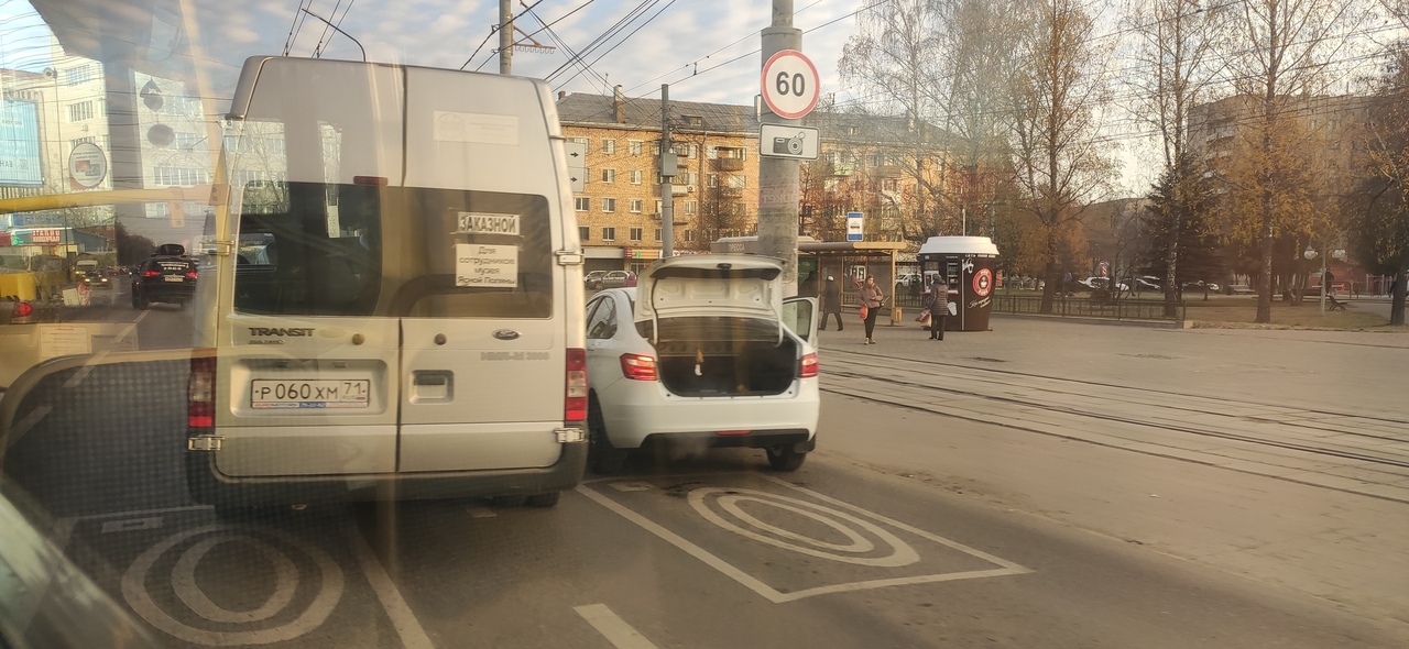 Пробка на проспекте Ленина в Туле:  дорогу не поделили маршрутка и легковушка