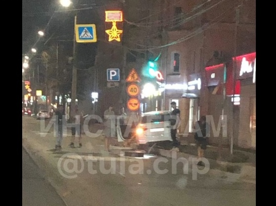 В Туле на улице Октябрьской любители быстрой езды влетели в люк и снесли светофор