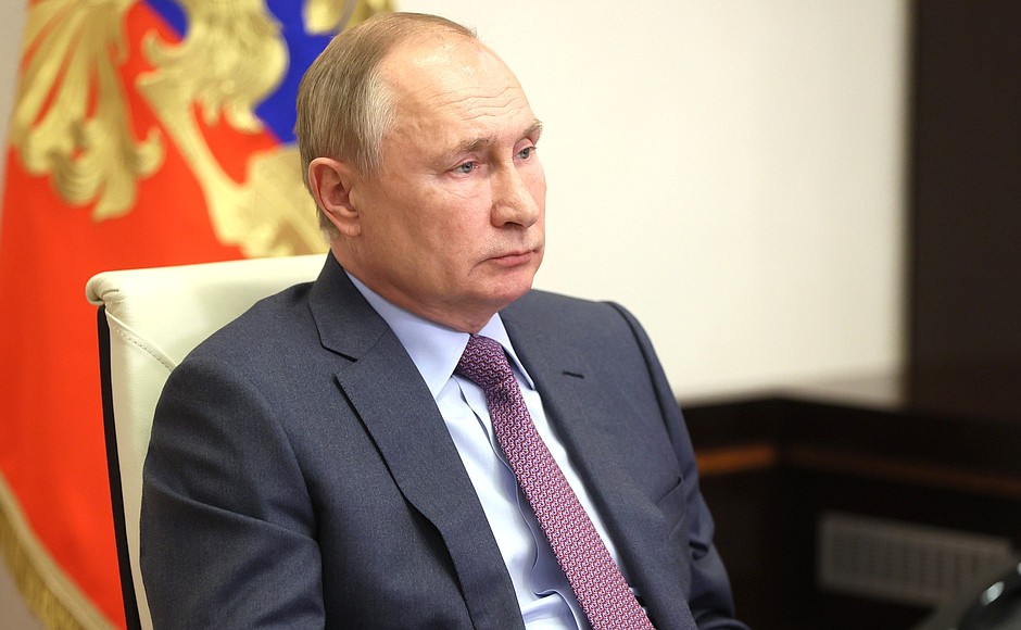 Владимир Путин подписал закон о пожизненном заключении за госизмену