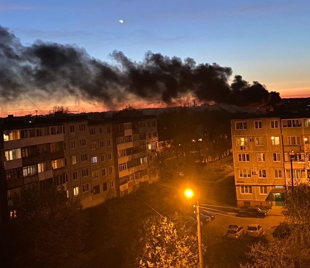 В Новомосковске дым от горящих покрышек испугал жителей