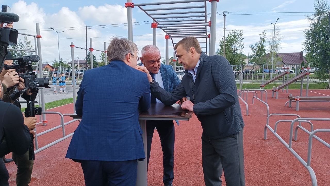 Губернатор Алексей Дюмин посетил новый ФОК в Ясногорске