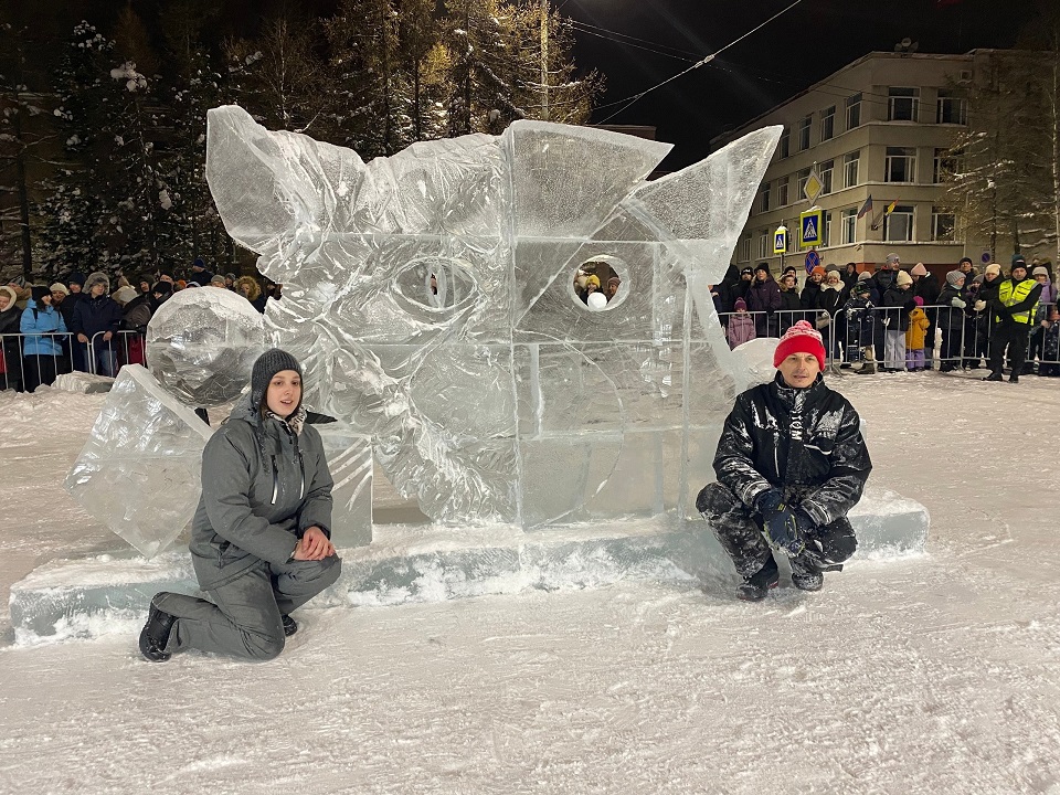 Жители Алексина представили ледяную скульптуру на конкурсе «Бешеная пила-2024»
