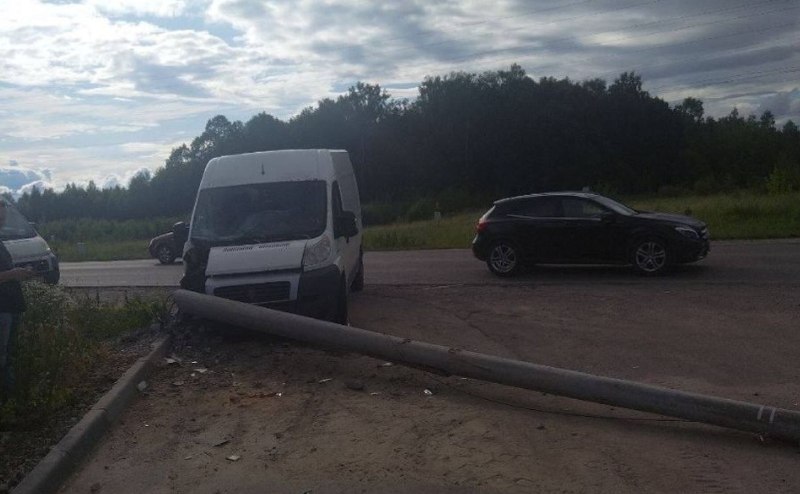 В Туле фургон врезался в столб на Одоевском шоссе