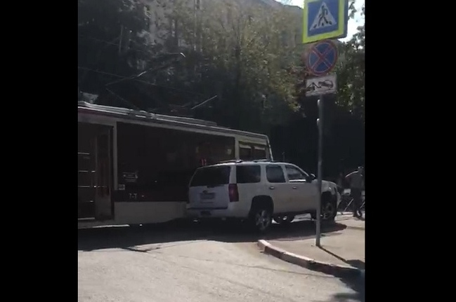 В Туле трамвай выдавил с дороги «Шевроле Тахо»: в центре города образовалась пробка