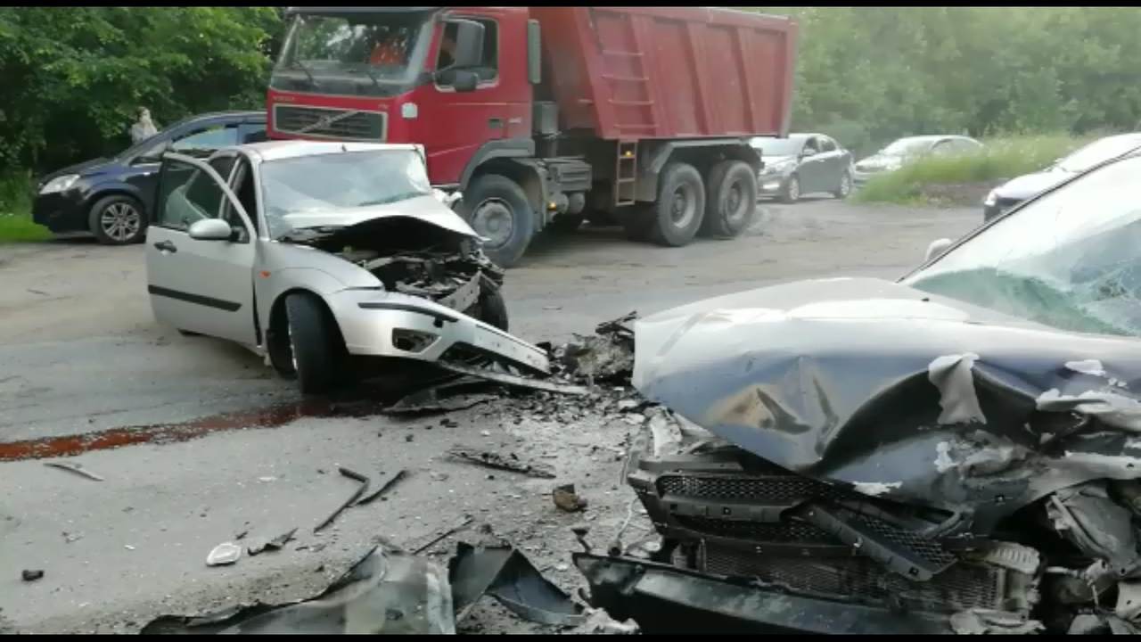 Под Тулой в жестком столкновении двух легковушек пострадали два человека